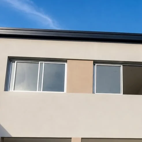 Canaleta negra recta contra el cielo, en una casa moderna.