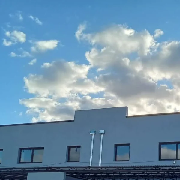 Pieza de zinguería terminada sobre un techo.