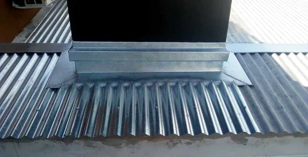 Sombrero de ventilación de chapa galvanizada colocado sobre un techo.