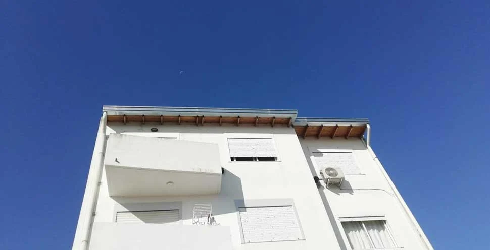 Canaleta y caño de bajada colocados sobre el frente de una casa.