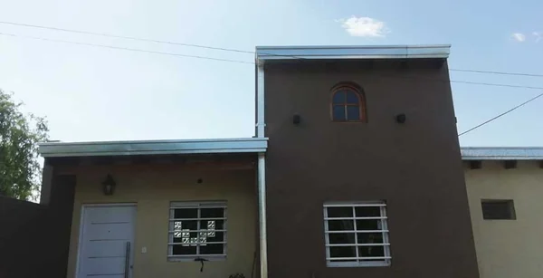 Canaleta de chapa recorriendo el alero de una vivienda.