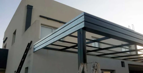 Estructura de una pérgola con su canaleta perimetral de chapa galvanizada.